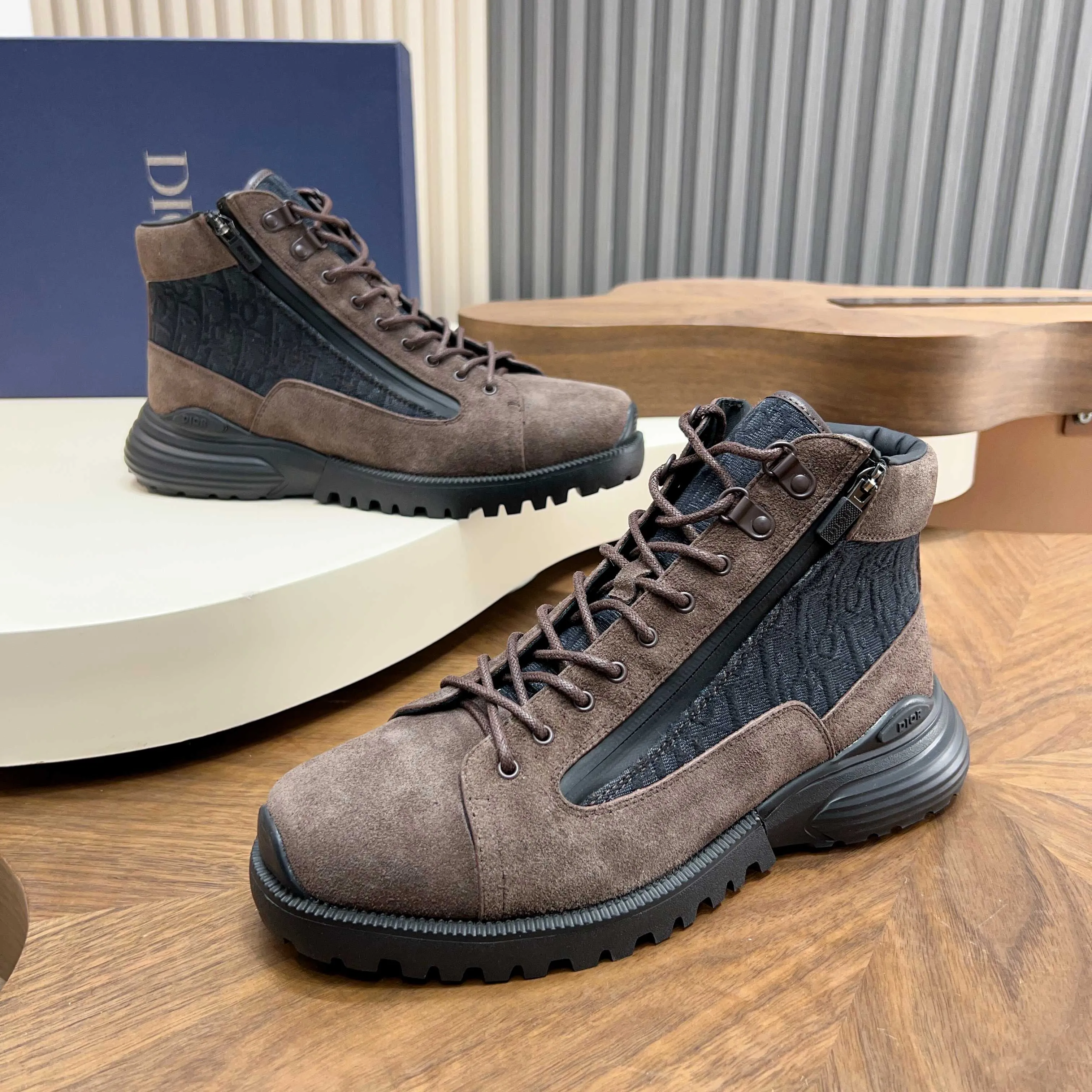 💰860 Dio* - Dior's autumn and winter luxury men's mid-top short boots, purely handmade, both inside and outside are imported first-layer cowhide, high-end quality and exquisite craftsmanship. Original TPU combination outsole. Wear a noble gentleman's taste. The best last type has been carefully debugged. 100% comfort. Size: 38-44 (38-45 can be customized)